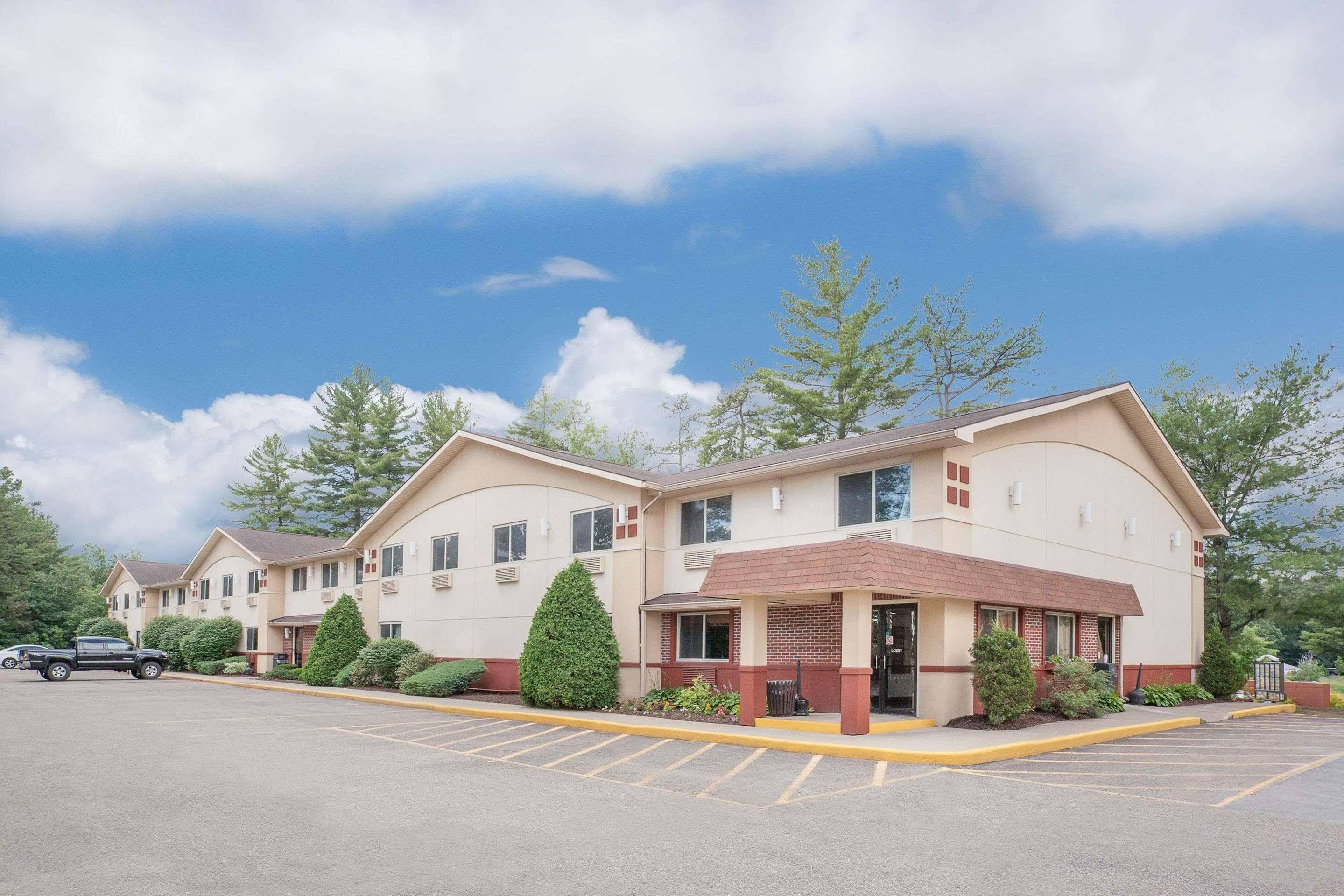 Super 8 By Wyndham Queensbury Glens Falls Dış mekan fotoğraf